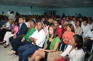 Vista del público que asistió a la conferencia ofrecida por el Ministro de Economía, Temístocles Montás.