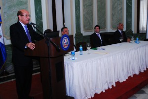 El Ministro Temístocles Montás habla a los presentes en el salón Verde del Palacio Nacional.