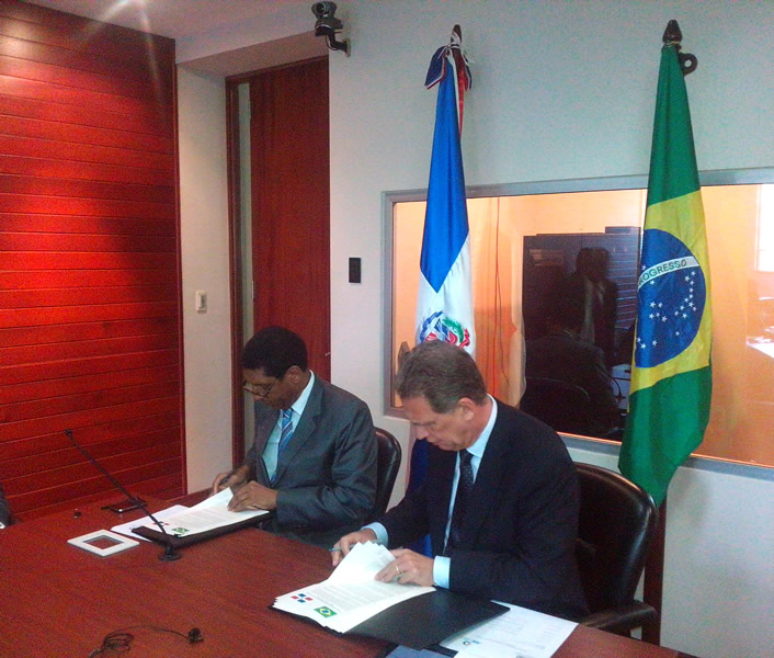 Inocencio García Javier, y el embajador Fernando Abreu firman los acuerdos
