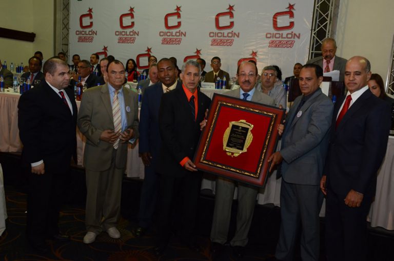 Placa de reconocimiento al Ministro de Economía, Temístocles Montás