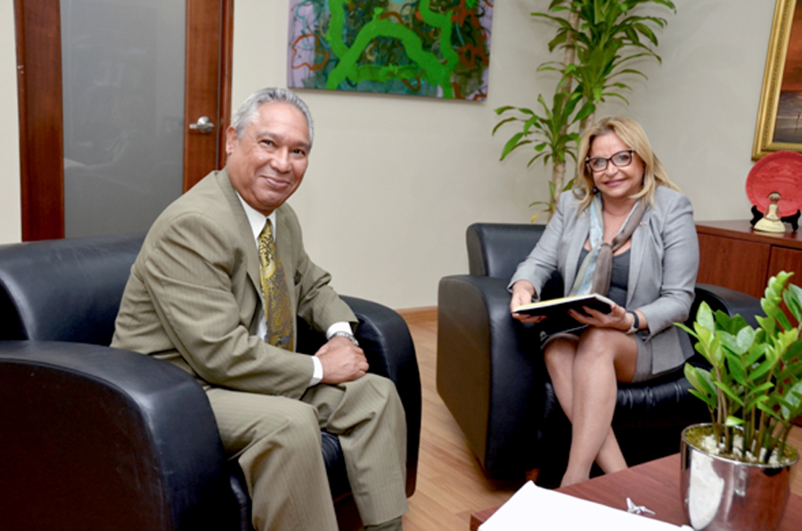 El ministro de Economía, Planificación y Desarrollo, Isidoro Santana, quien recibió en su despacho en visita de cortesía a la embajadora de la República Dominicana en Francia, Gabriela Santoni Bisonó, este miércoles 26 de octubre del año en curso.