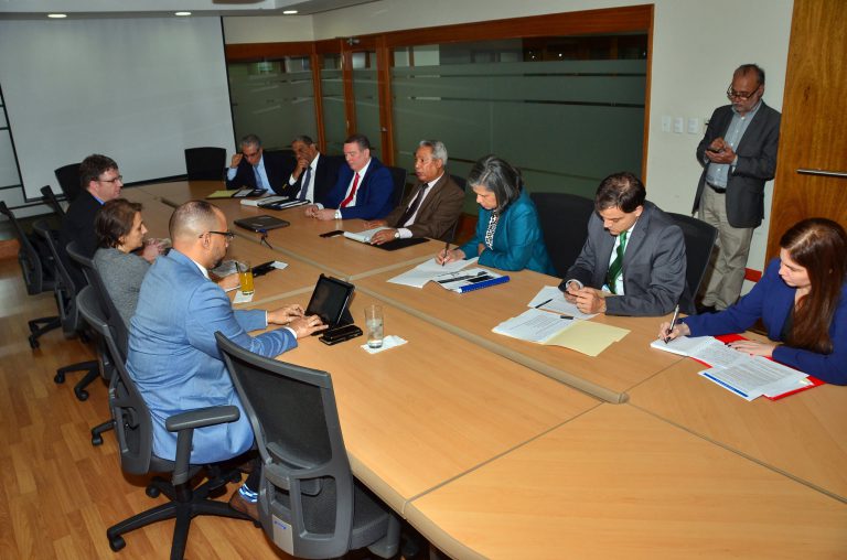 El ministro Santana, Aliona Cebotari y Bennett W. Sutton, del FMI. El viceministro Yván Rodríguez, y los directores generales Magdalena Lizardo, Roberto Liz y Sandra González. Los economistas Martín Francos, Rodrígo Jáquez, y el Representante de la República Dominicana ante el Fondo, Frank Fuentes.