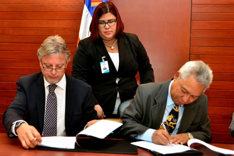 Firma del documento de donación del Banco Mundial al Ministerio