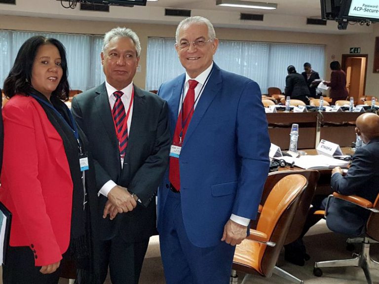 La delegación dominicana ante el consejo de ministros de los países ACP, reunido en su sede de Bruselas, Bélgica. Figuran la directora de Cooperación e Integración Regional de la Dirección de Cooperación Multilateral, Lidia Encarnación; el ministro Isidoro Santana, jefe de la delegación, y el director de los Fondos Europeos para el Desarrollo, Antonio Vargas.