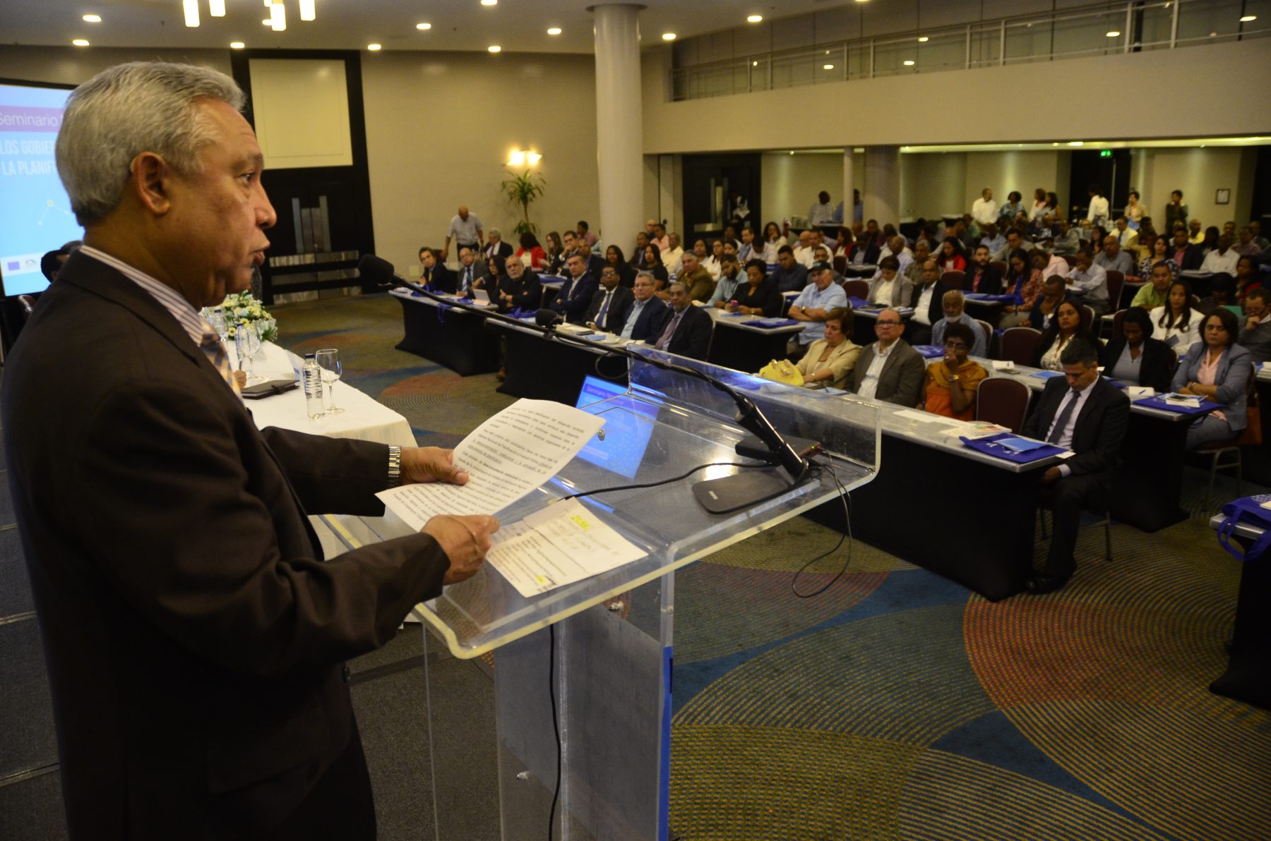 El ministro Isidoro Santana habla a los munícipes en el auditorio del Seminario "Los Gobiernos Locales en la Planificación del Territorio" organizado por la Federación Dominicana de Municipios (FEDOMU) y el MEPyD en el hotel Crowne Plaza, en el malecón de esta capital.