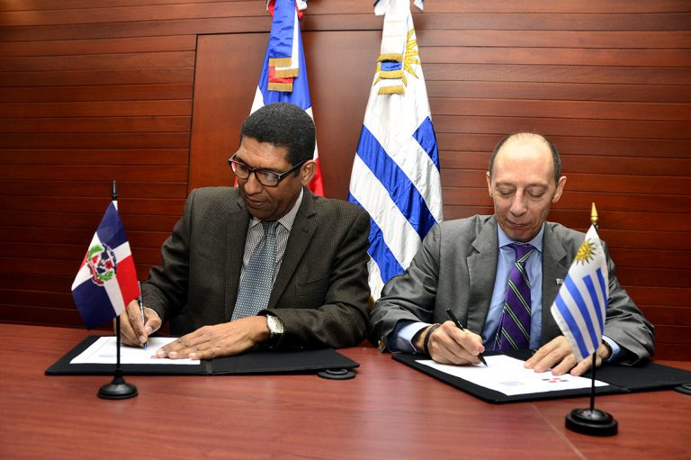 El vice ministro de Cooperación Internacional, Inocencio García Javier, y el embajador de Uruguay, Raúl Pollak Gianpiero, en la firma en la sede del MEPyD del memorándum para fortalecer las relaciones de cooperación bilateral.