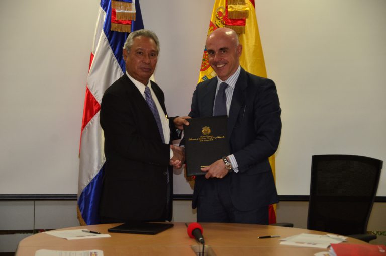 El ministro Isidoro Santana y el embajador español Alejandro Abellán García durante la firma del acuerdo de donación para fortalecer la cooperación