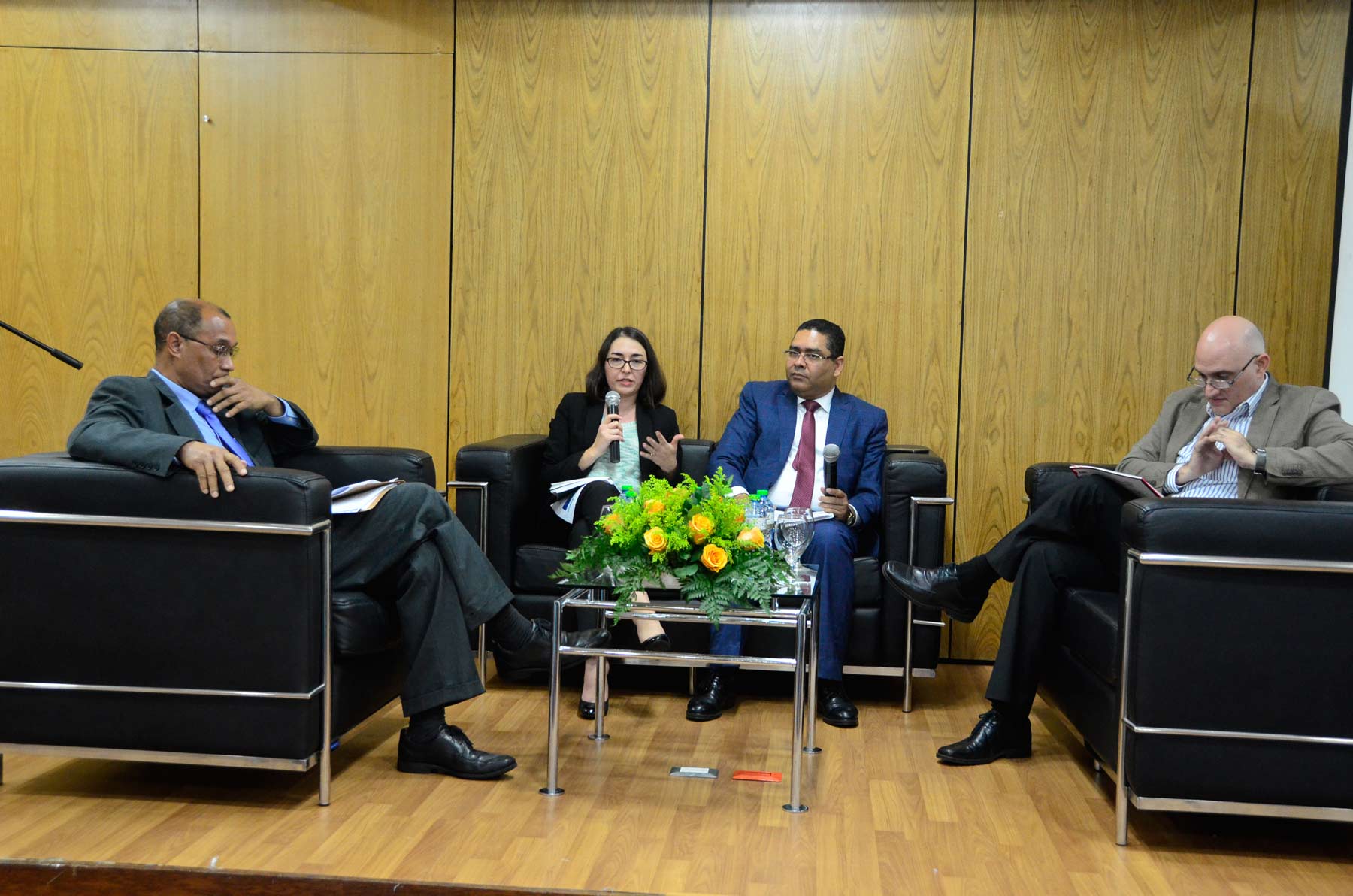 La economía dominicana al debate. En la foto Pavel Isa Contreras, Liliana Sousa y Antonio Murillo en el panel en el MEPyD.