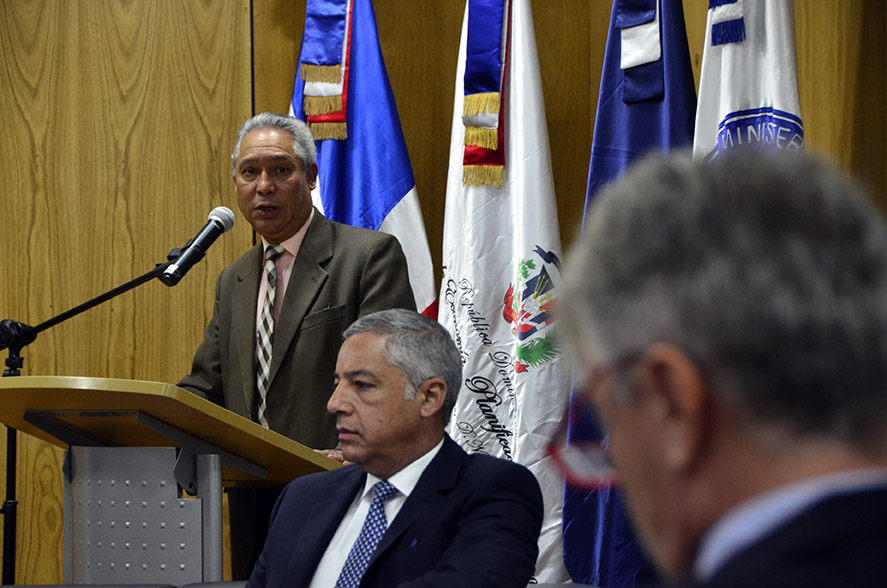 El ministro Isidoro Santana en la apertura del acto, acompañado por el ministro de Hacienda, Donald Guerrero Ortiz, y el representante del Banco Mundial, Alessandro Legrottaglie, en el MEPyD.
