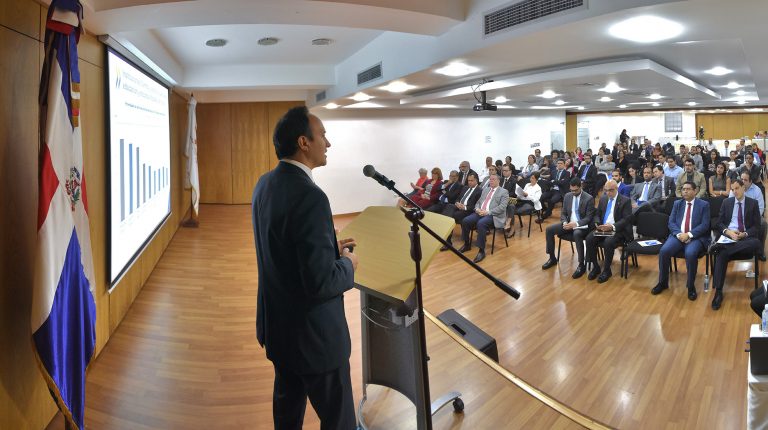 SEbastian Nieto Parra - presenta el INFORME PERSPECTIVAS ECONOMICA AL 2018 (5)