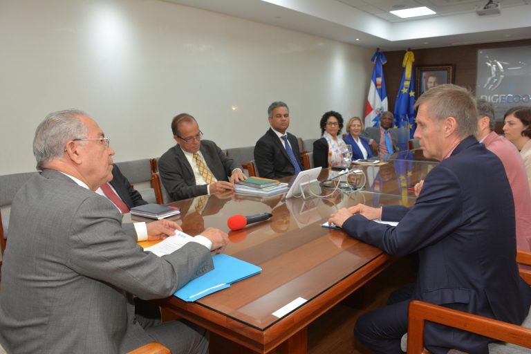 Foto 1 El embajador Antonio Vargas Hernández durante la reunión con la misión FIDA