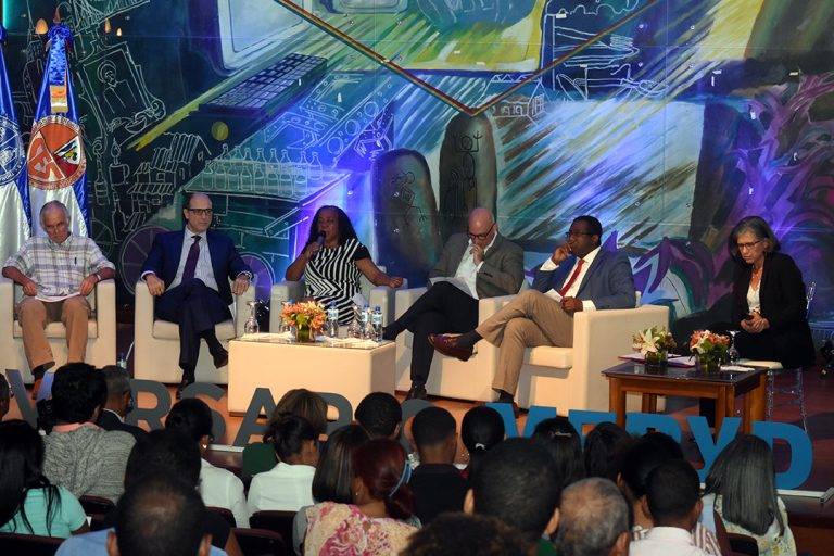 PANEL Las perspectiva economica de RD y cierre (10)