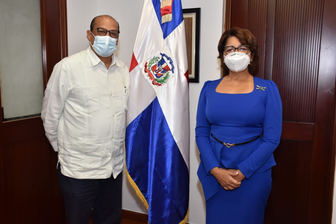 Iván Ogando, embajador dominicano en Bruselas, y Olaya Dotel Caraballo, viceministra de Cooperación Internacional y Ordenadora Nacional de los Fondos Europeos para el Desarrollo.