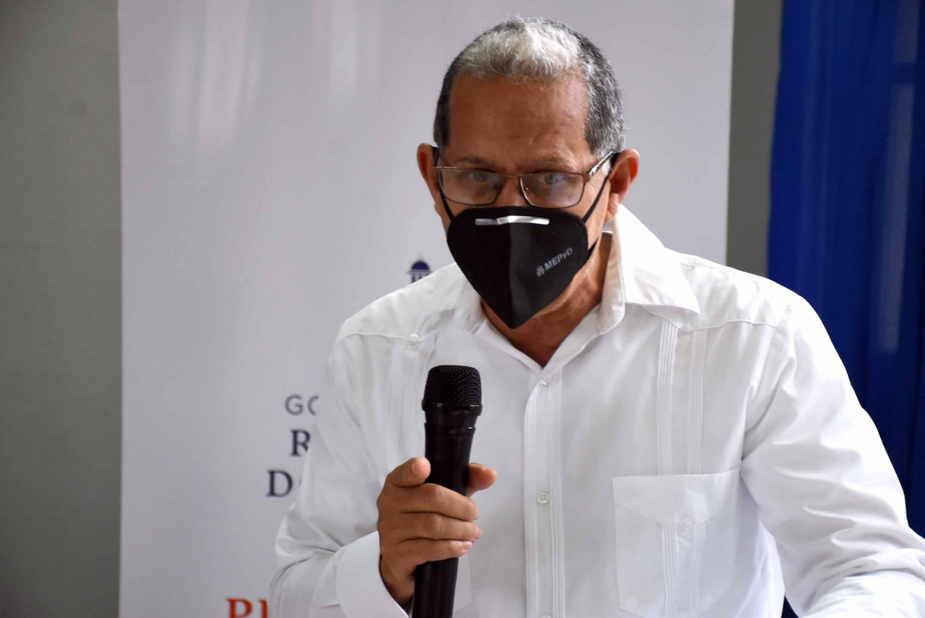 El viceministro de Ordenamiento Territorial, Domingo Matías, habla en el acto de firma de alianzas con las gobernadoras de las provincias de la zona fronteriza.