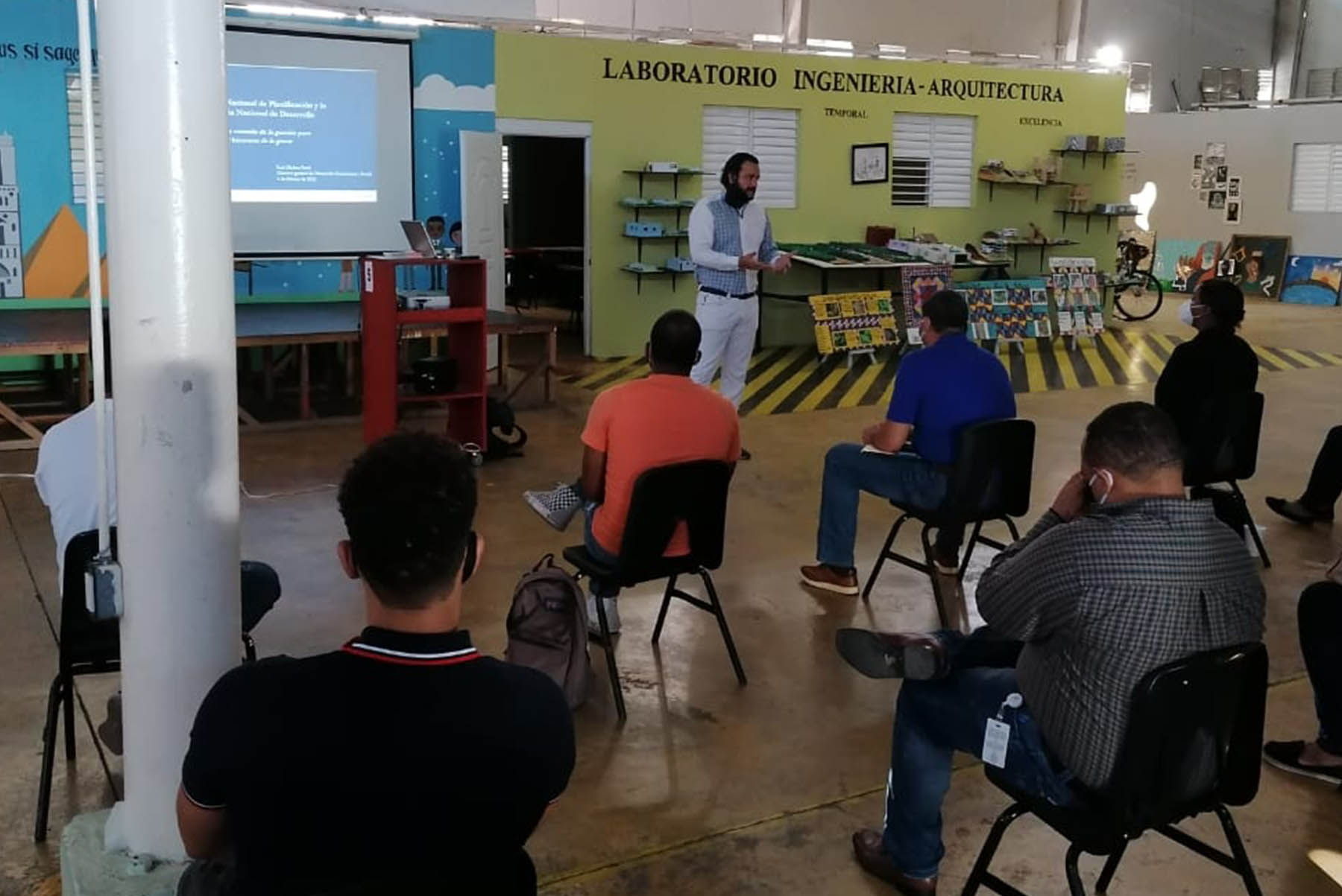 El director de DGDES, Luis Madera, impartió un taller sobre la Estrategia Nacional de Desarrollo (END2030) y el Sistema Nacional de Planificación e Inversión Pública a las autoridades municipales y representantes de la sociedad civil de la provincia Hermanas Mirabal.