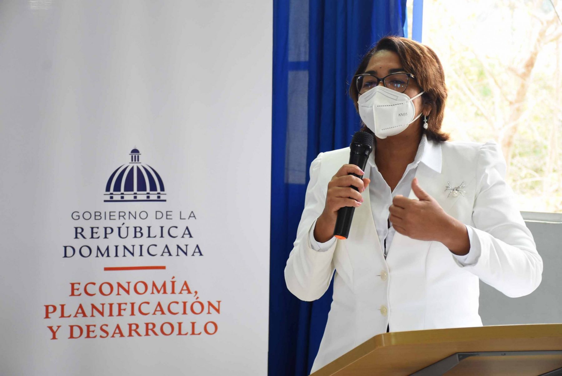 La viceministra de Cooperación Internacional, Olaya Dotel, habla en el acto de firma de alianzas con las gobernadoras de las provincias de la zona fronteriza.