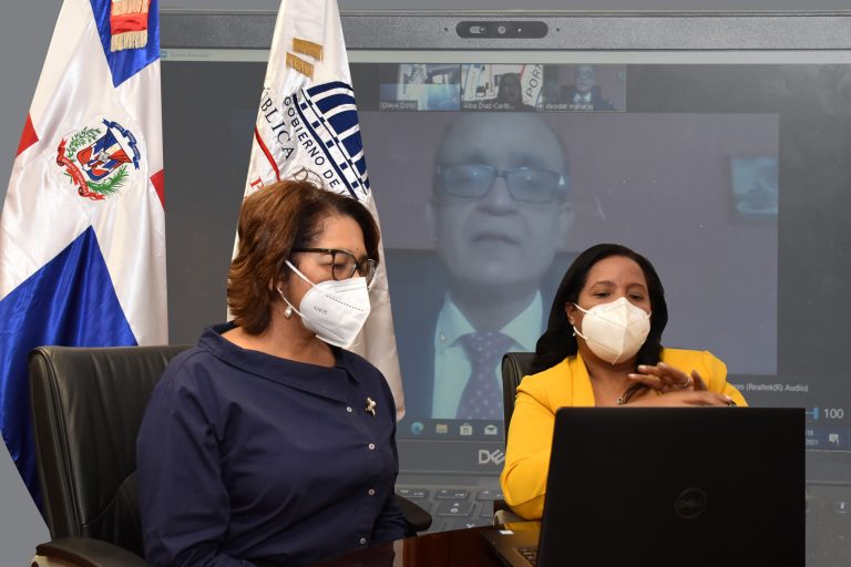 La viceministra de Cooperación Internacional del Ministerio de Economía, Planificación y Desarrollo y Ordenadora Nacional de los Fondos Europeos para el Desarrollo, Olaya Dotel, sostiene encuentro con el nuevo director ejecutivo de la Agencia de Desarrollo Caribbean Export, Deodat Maharaj, le acompaña la directora de Cooperación Regional del ministerio de Economía.