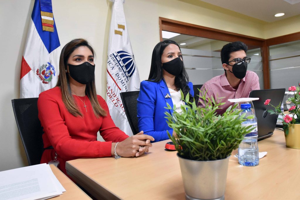 Las directoras de Análisis Macroeconómico, Yaurimar Terán, y de Inteligencia de Datos, Teresalina Páez Martínez, presentaron el Tablero de Indicadores Económicos, El analista sectorial de Inversión Pública, Diego Armando Silfa, presentó las características del Tablero de Indicadores Provinciales.