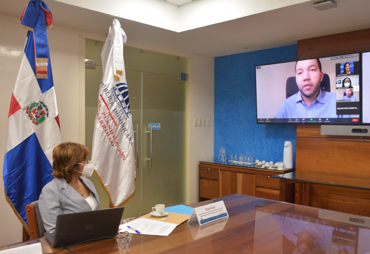 Olaya Dotel, viceministra de Cooperación Internacional del Ministerio de Economía, Planificación y Desarrollo y Ordenadora Nacional de los Fondos Europeos para el Desarrollo, participa en la presentación virtual programa de desarrollo del sector privado, en pantalla parte de los participantes.