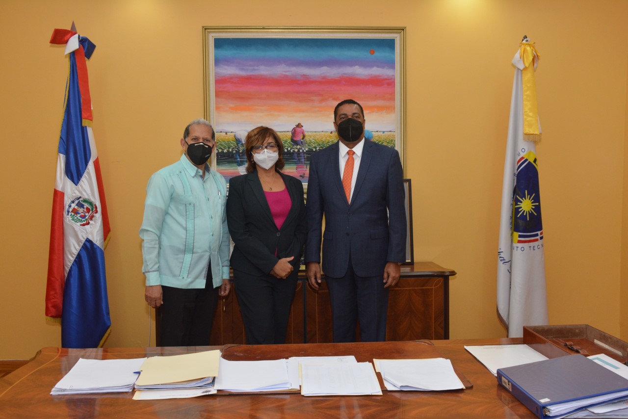 Domingo Matías, viceministro de Ordenamiento Territorial y Desarrollo Regional; Olaya Dotel, viceministra de Cooperación Internacional del ministerio de Economía, Planificación y Desarrollo y Ordenadora Nacional de los Fondos Europeos para el Desarrollo, y Víctor D´Aza, secretario general de la Liga Municipal Dominicana.