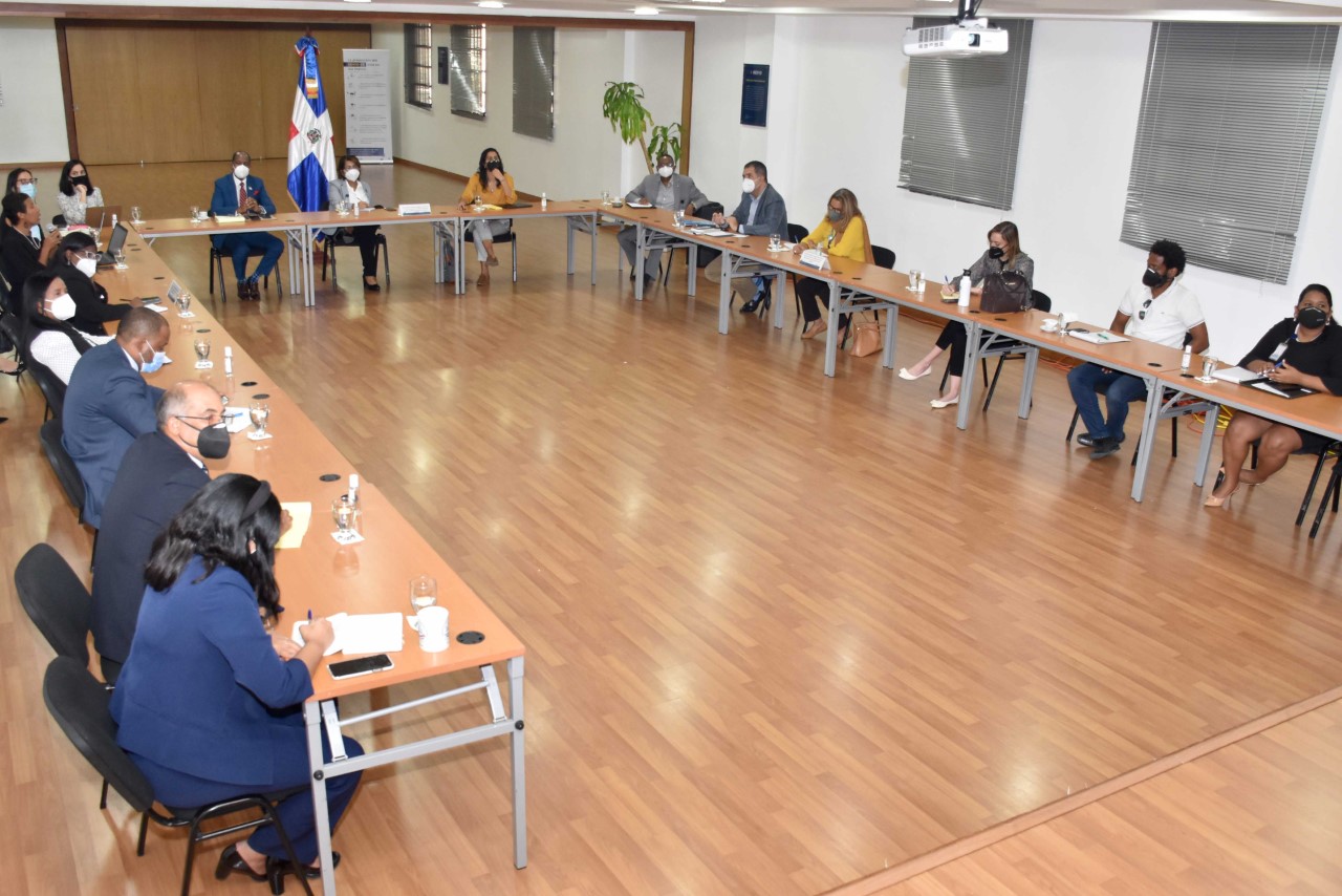 Olaya Dotel y Carlos Peguero, viceministros de Cooperación Internacional del ministerio de Economía, Planificación y Desarrollo, y Turismo, respectivamente, encabezan taller plan estratégico para el desarrollo de la frontera.