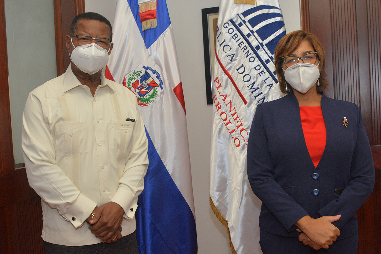 Juan Durán, embajador de la Republica Dominicana en Holanda, y Olaya Dotel, viceministra de Cooperación Internacional del ministerio de Economía, Planificación y Desarrollo.