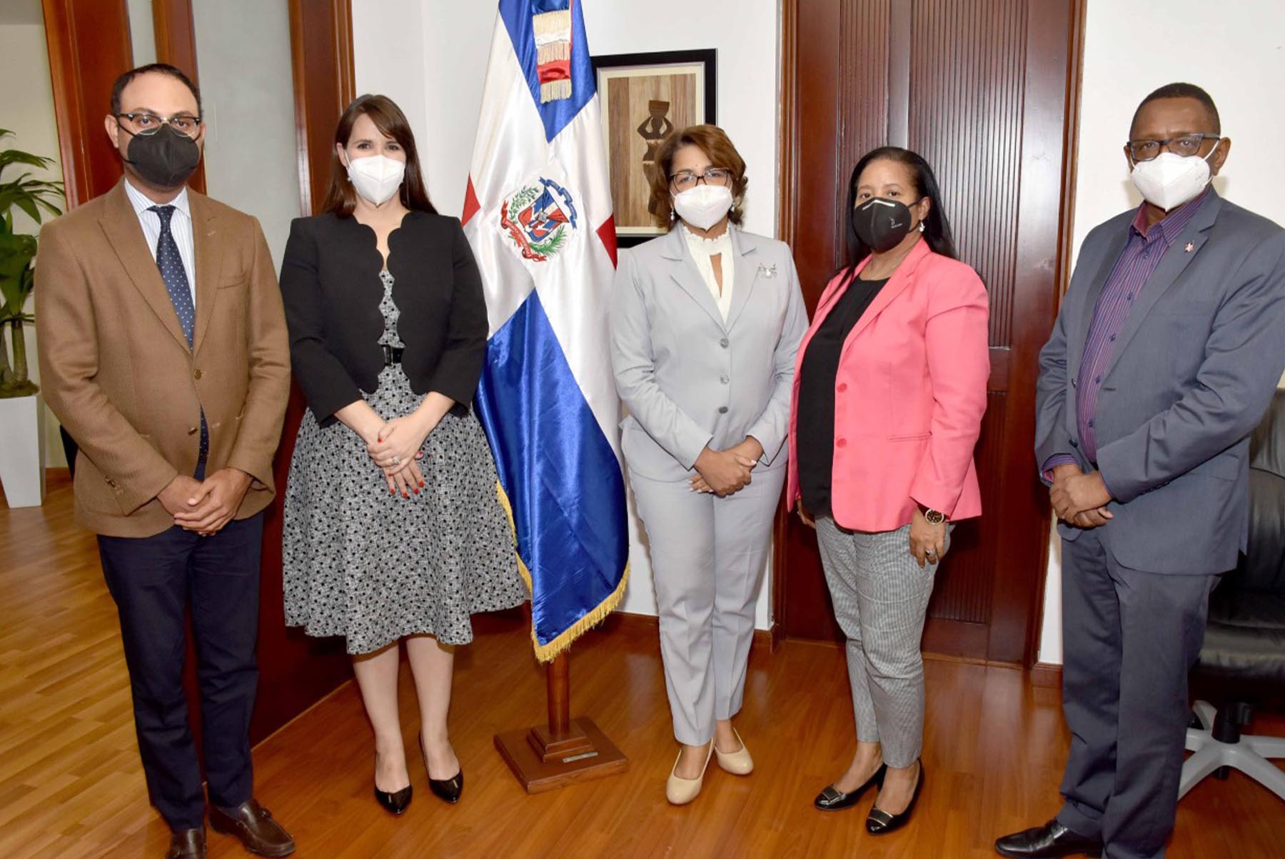 Al centro Olaya Dotel, viceministra de Cooperación Internacional del ministerio de Economía, Planificación y Desarrollo y Ordenadora Nacional de los Fondos Europeos para el Desarrollo, y Angie Martínez, embajadora dominicana en Jamaica; le acompañan Daniel Beltré; Lidia Encarnación, directora de Cooperación Regional y Francisco Rojas, director de Cooperación Bilateral.