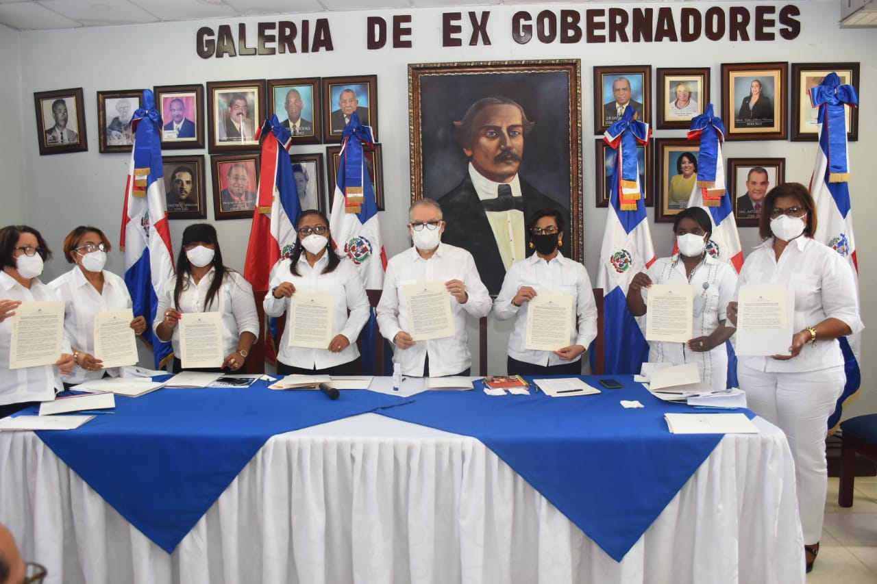 Ministro de Economía y gobernadoras de las provincias de la zona fronteriza firman documento de alianza