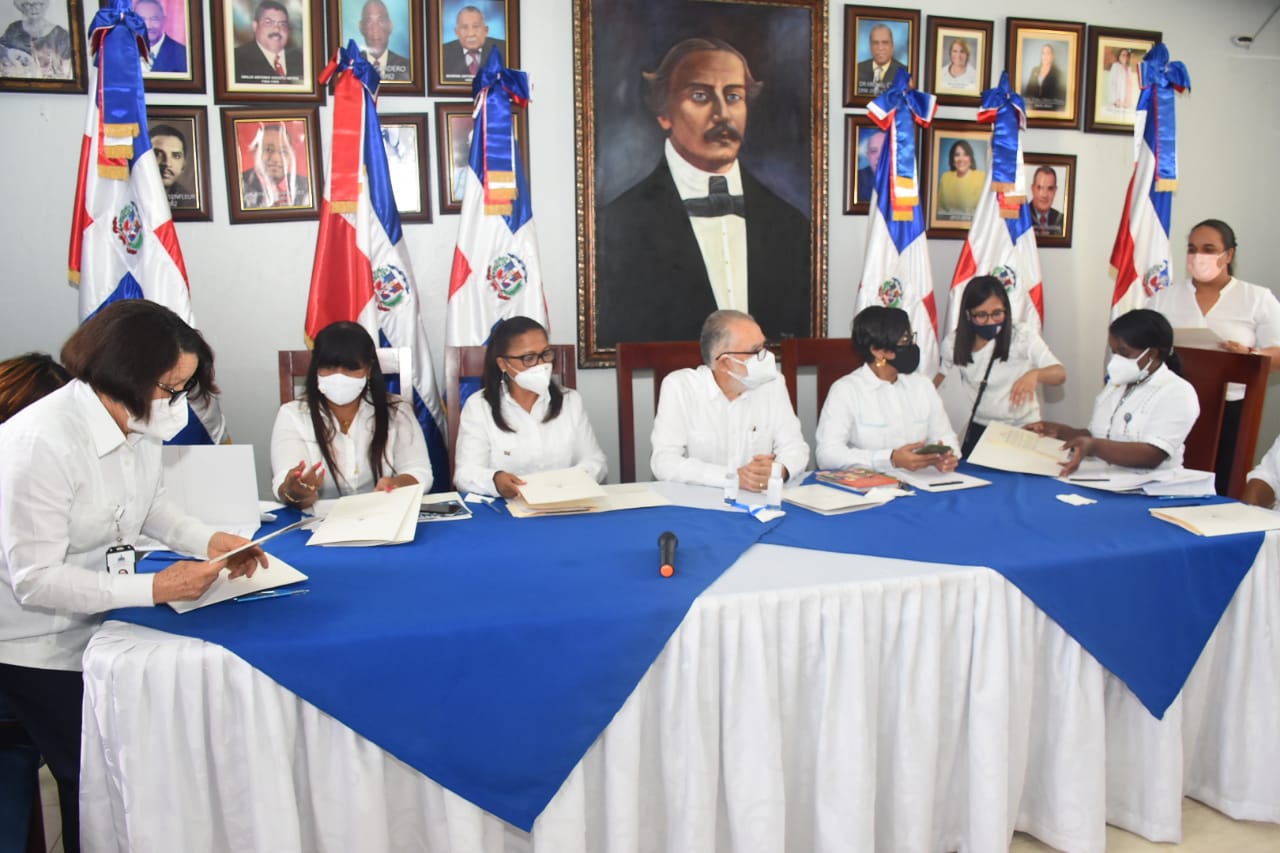 Ministro de Economía y gobernadoras de las provincias de la zona fronteriza firman documento de alianza