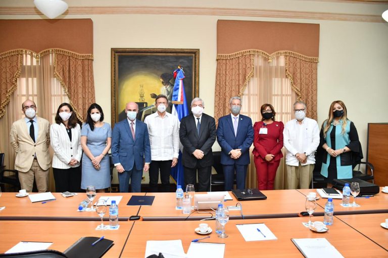 Funcionarios dominicanos se reúnen en el Palacio Nacional con el director de AECID, Magdy Martínez-Solimán.