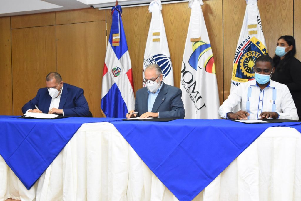 El ministro de Economía, Planificación y Desarrollo, Miguel Ceara Hatton, los alcaldes y alcaldesas y los presidentes y presidentas de los concejos de regidores firman la carta compromiso en la sede del ministerio.