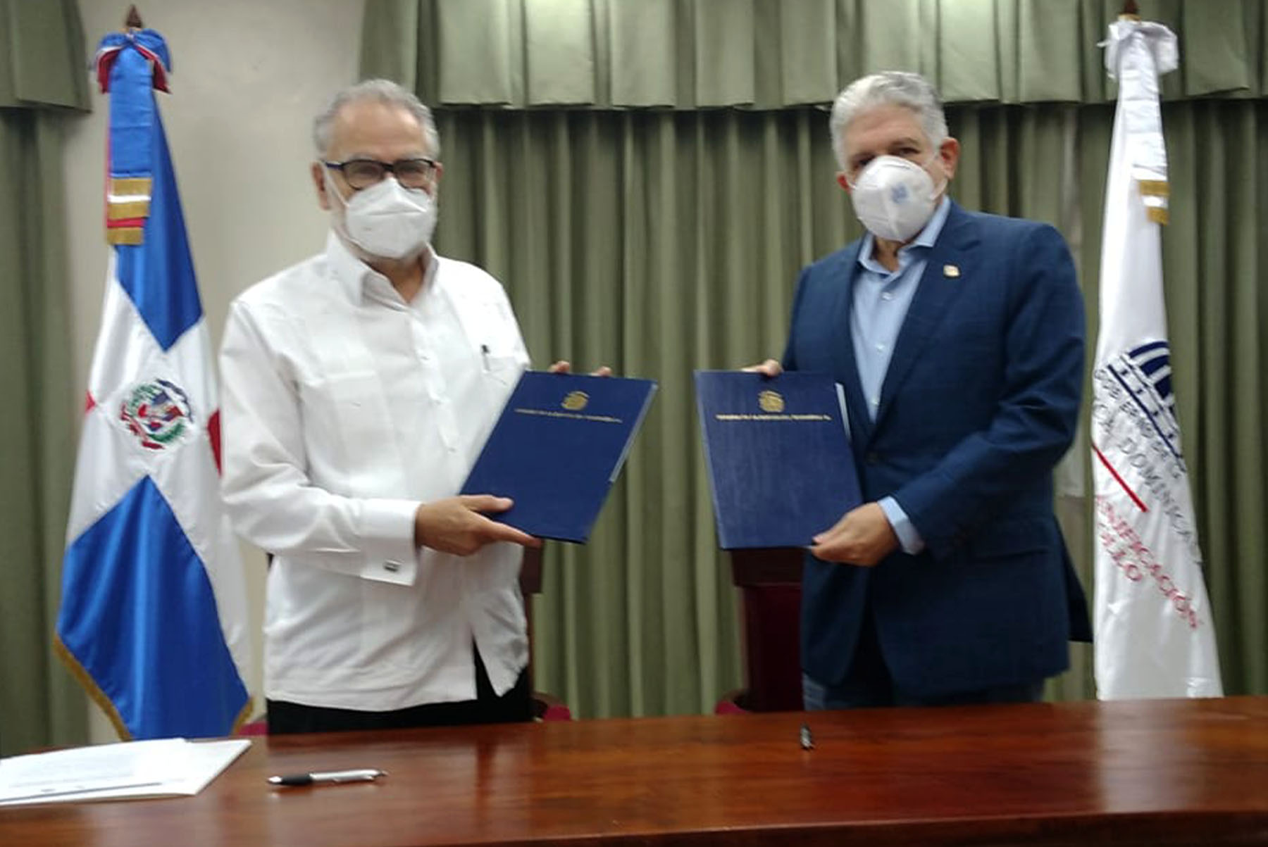 El ministro de Economía, Planificación y Desarrollo, Miguel Ceara Hatton, y el presidente del Senado de la República Dominicana, Eduardo Estrella firman el acuerdo.