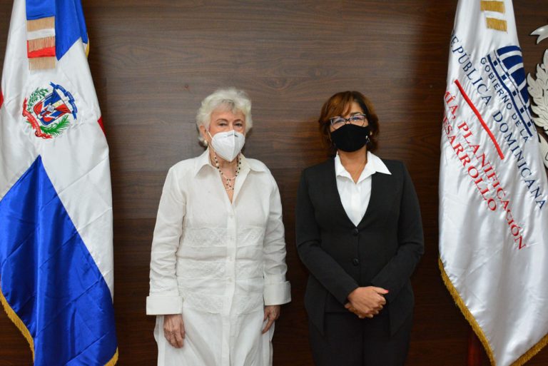 Milagros Ortiz Bosch, directora general de Ética e Integridad Gubernamental y asesora del Poder Ejecutivo en materia de Ética, Transparencia y Anticorrupción, y Olaya Dotel, viceministra de Cooperación Internacional del Ministerio de Economía, Planificación y Desarrollo y Ordenadora Nacional de los Fondos Europeos para el Desarrollo.