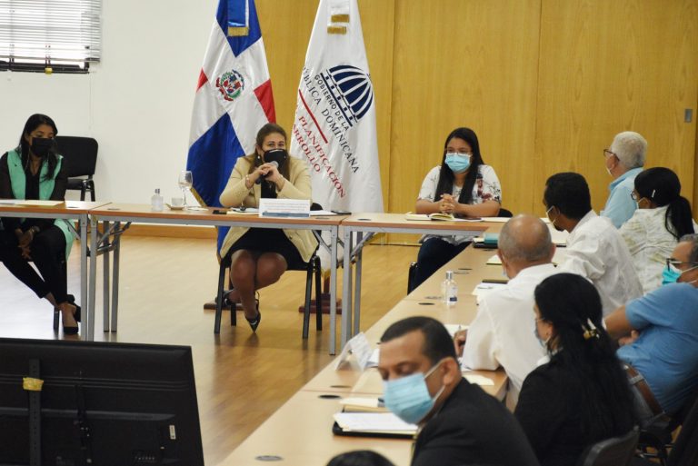 La directora ejecutiva del Centro Nacional de Fomento y Promoción de las Asociaciones sin Fines de Lucro, Vielka Polanco, y la directora de la Oficina de Relaciones con las ASFL del Ministerio de Agricultura, Ingrid Araújo, en el encuentro en la sede del Ministerio de Economía, Planificación y Desarrollo.