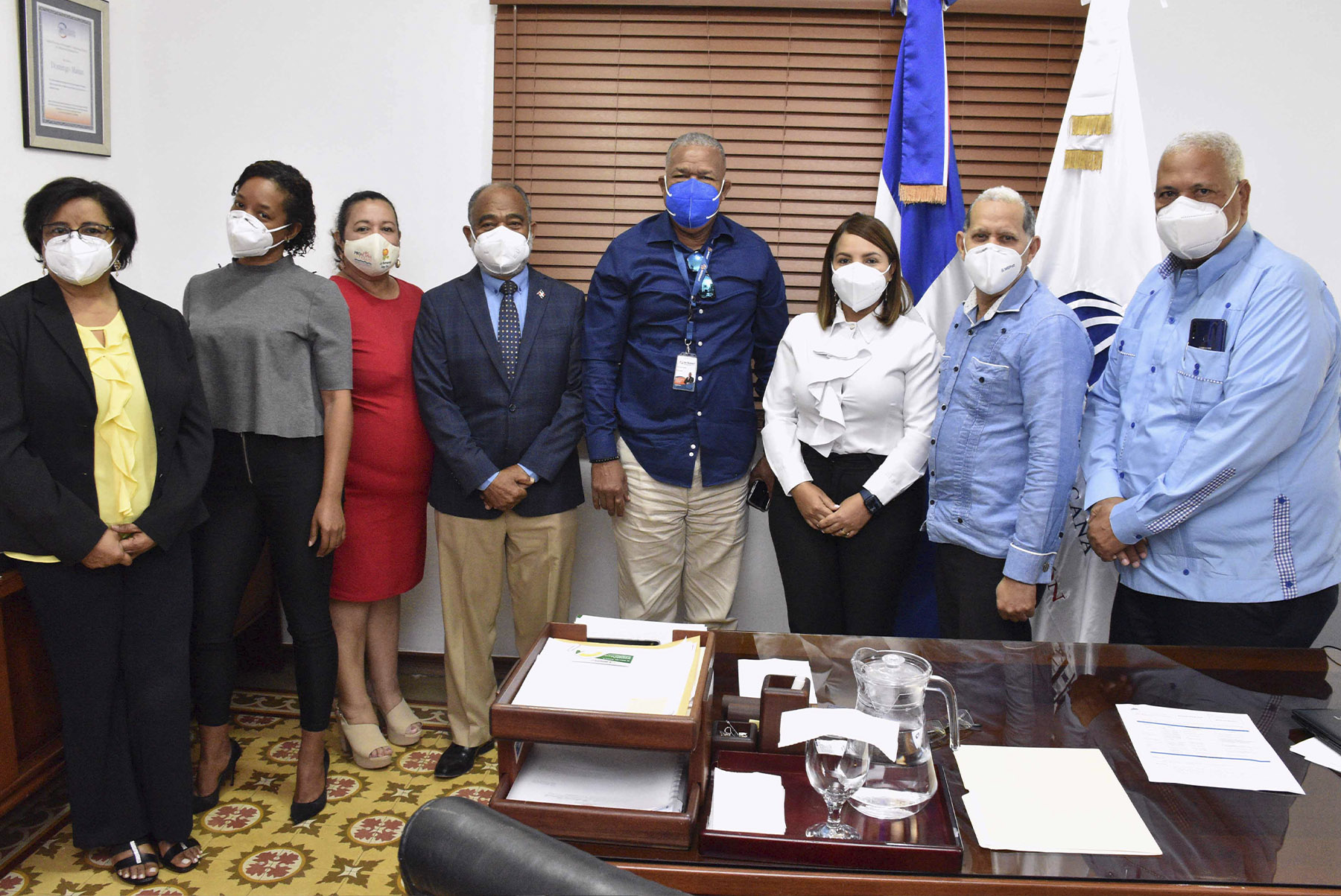Domingo Matías, viceministro de Ordenamiento Territorial y Desarrollo Regional, encabeza el encuentro con Jaquelin Fernández, gobernadora de la provincia de La Romana, y Rafael Santana, presidente del Consejo Desarrollo Provincial la Romana.