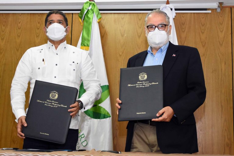 Firma del Convenio de Cooperación y Colaboración Interinstitucional entre el MEPyD y el Ministerio de Agricultura- 02