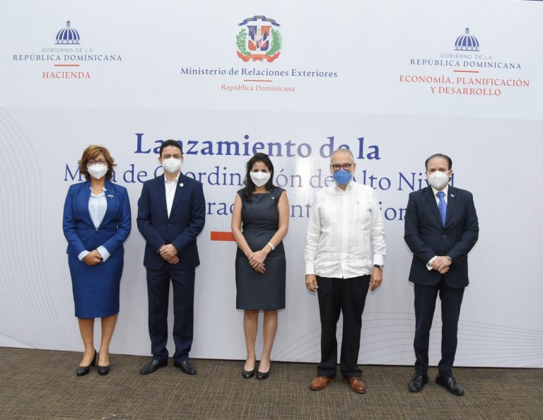 Miguel Ceara Hatton, ministro de Economía, Planificación y Desarrollo (al centro), junto a Olaya Dotel, Viceministra de Cooperación Internacional del Ministerio de Economía, Planificación y Desarrollo; Delby de los Santos, viceministro del Tesoro; María José Martínez, viceministra de Crédito Público, en representación del ministro de Hacienda, y Hugo Rivera, embajador y viceministro para Asuntos Económicos y de Cooperación Internacional.