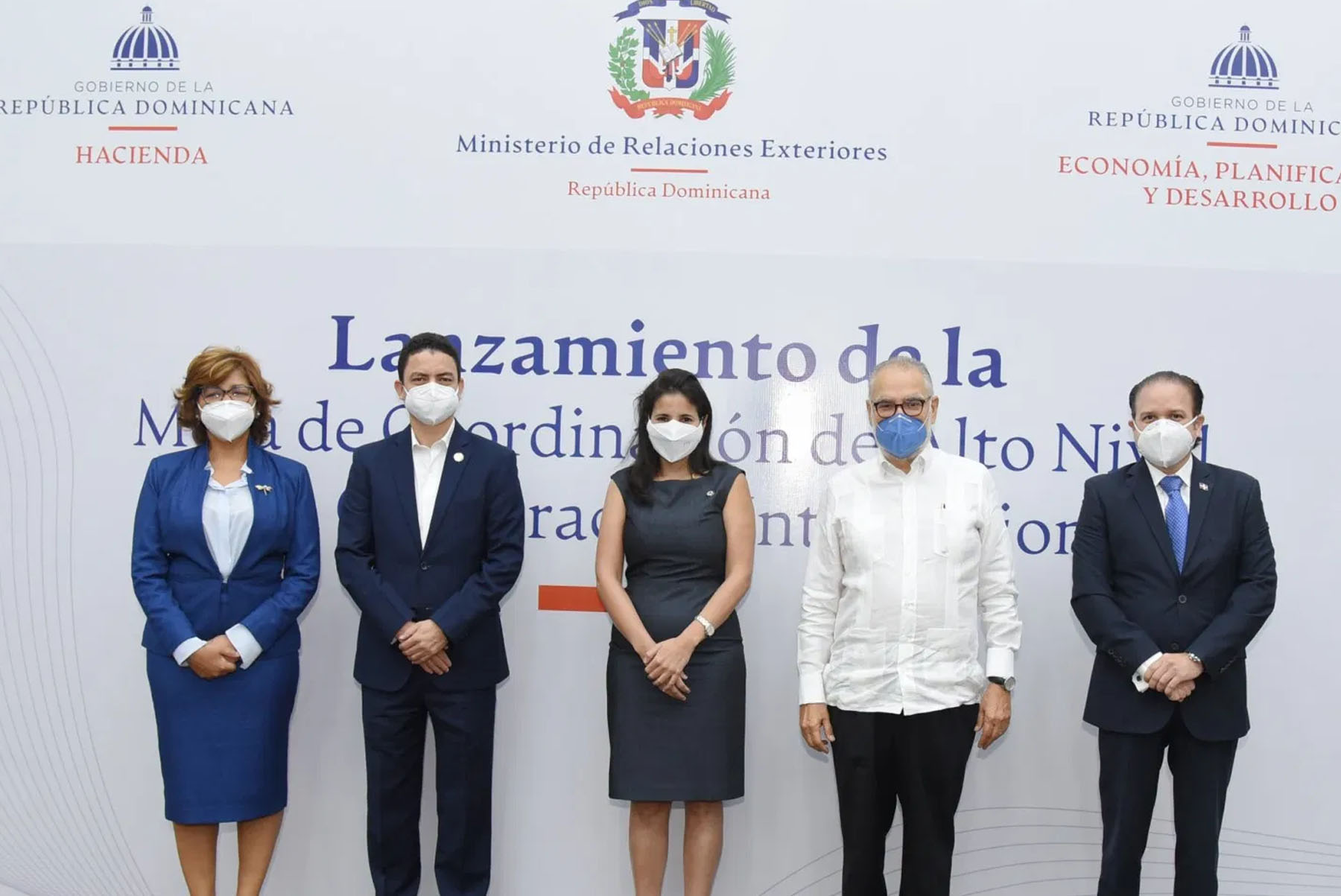 Miguel Ceara Hatton, ministro de Economía, Planificación y Desarrollo (al centro), junto a Olaya Dotel, Viceministra de Cooperación Internacional del Ministerio de Economía, Planificación y Desarrollo; Delby de los Santos, viceministro del Tesoro; María José Martínez, viceministra de Crédito Público, en representación del ministro de Hacienda, y Hugo Rivera, embajador y viceministro para Asuntos Económicos y de Cooperación Internacional.