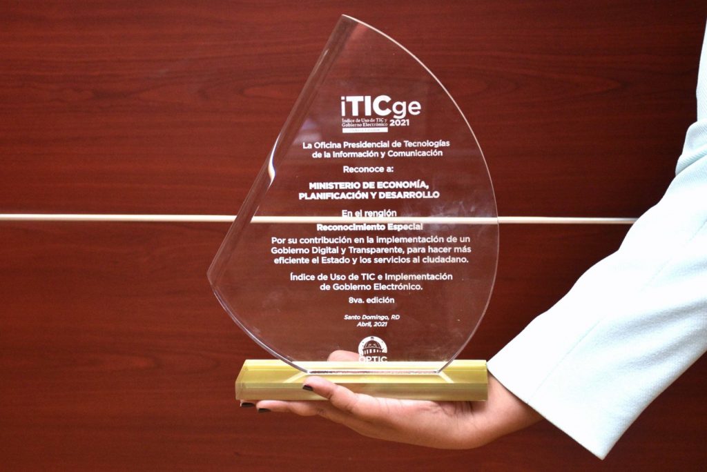 El Ministerio de Economía, Planificación y Desarrollo recibe la placa en la octava edición de iTICge 2021 en el renglón reconocimiento especial.
