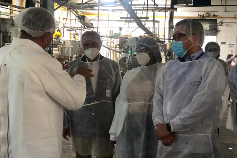 Al centro Sandra Lara, directora de Cooperación Multilateral del Ministerio de Economía, Planificación y Desarrollo, mientras realiza recorrido por las instalaciones una de las empresas beneficiarias del programa “Fortalecimiento de la Calidad para el desarrollo de las Mipymes”; le acompañan Jorge Morales y Cristian Hernández, viceministro y director de Fomento del Ministerio de Industria y Comercio.