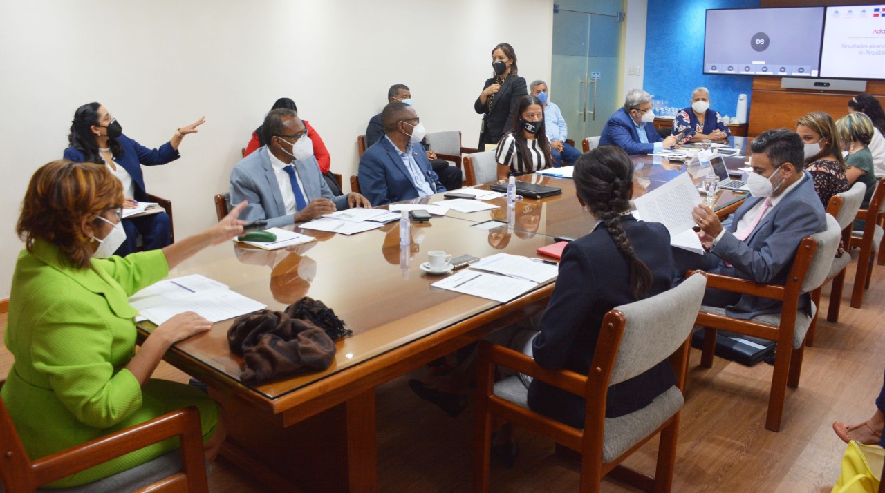 La viceministra de Cooperación Internacional del Ministerio de Economía, Planificación y Desarrollo y ordenadora nacional de los fondos europeos para el desarrollo, Olaya Dotel, encabeza reunión de evaluación de implementación de la estrategia Adapt’Action en República Dominicana.
