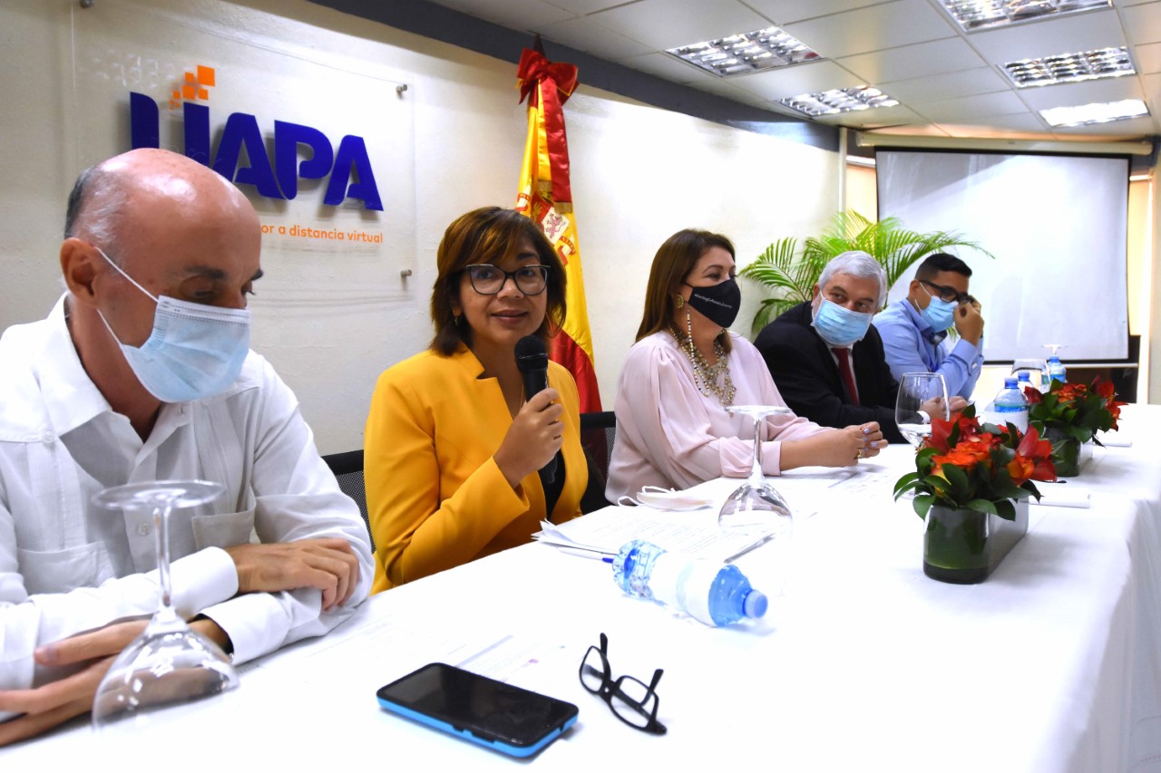 Olaya Dotel, viceministra de Cooperación Internacional del Ministerio de Economía, Planificación y Desarrollo y Ordenadora Nacional de los Fondos Europeos para el Desarrollo, se dirige a los participantes del acto de presentación de los avances del Proyecto de apoyo a micros empresarios afectados por el Covid en Santo Domingo Este. Le acompañan, en la mesa de honor, Alejandro Abellán García de Diego, embajador de España en la República Dominicana; Jovanny Rodríguez vicerrectora académica de la Universidad Abierta para Adultos; Magdy Martínez Solimán, director de la Agencia Española de Cooperación Internacional para el Desarrollo (AECID) y Cristian Hernández, director de Servicios de Apoyo a las MIPYMES.