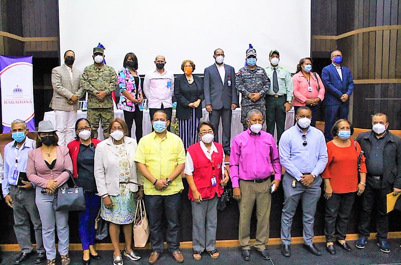 El viceministro Domingo Matías y la gobernadora Diones Maribel González con las autoridades civiles y militares de Barahona. 