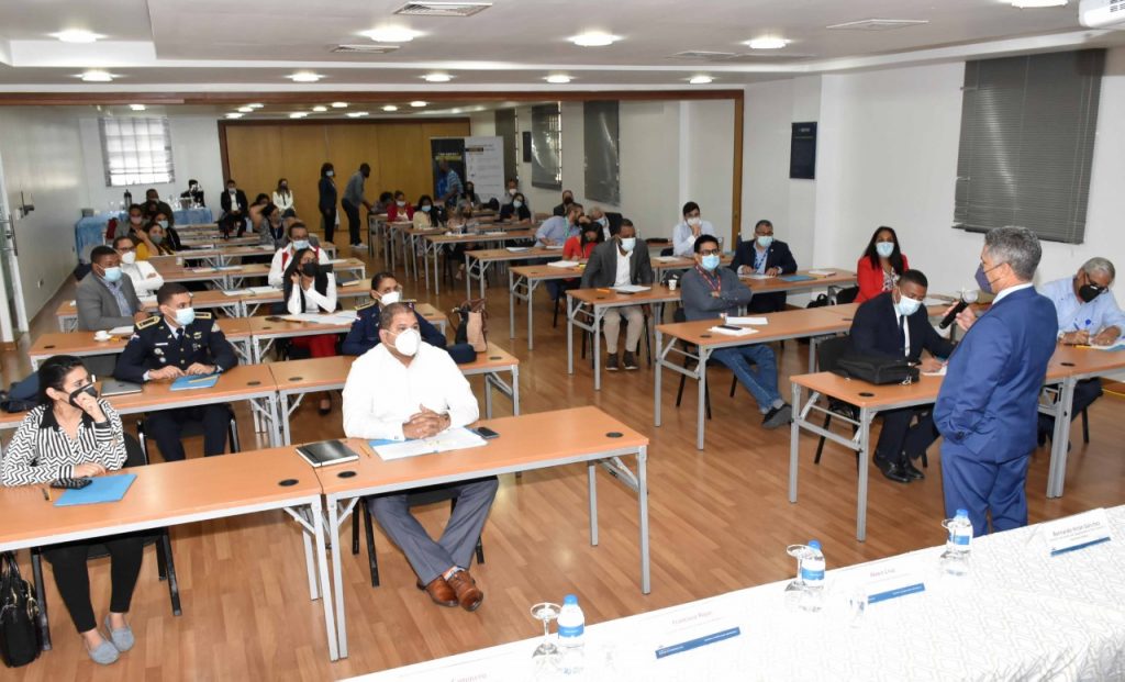 El economista y asesor del Ministerio de Economía, Planificación y Desarrollo, Adolfo Martín, es el facilitador de la actividad curricular. 