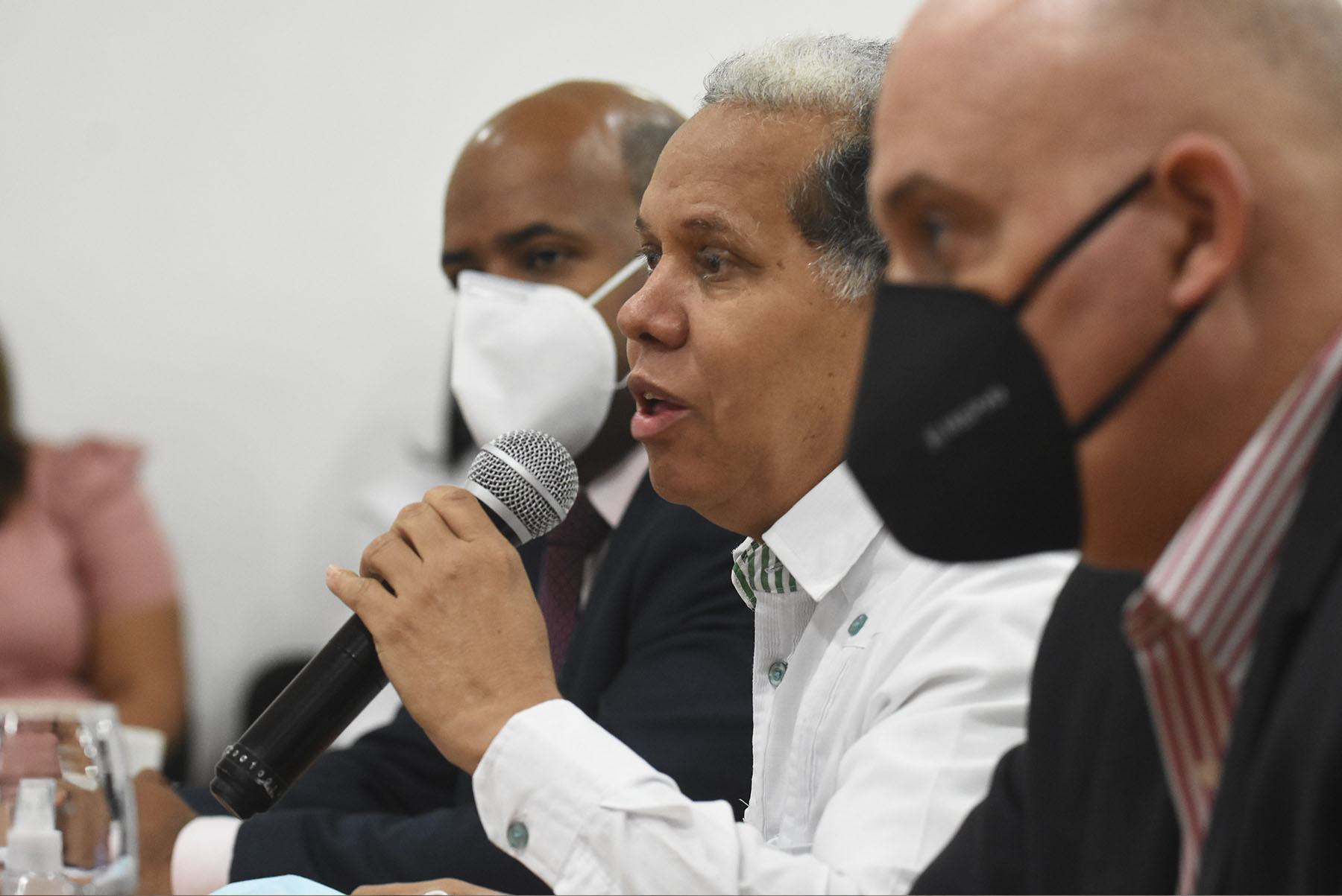 Los viceministros Pavel Isa, de Planificación e Inversión Pública, y Domingo Matías de Ordenamiento Territorial y Desarrollo Regional, junto al director de los Consejos de Desarrollo Provinciales, Luis Alberto Caraballo, durante el taller orientado a los técnicos municipales.