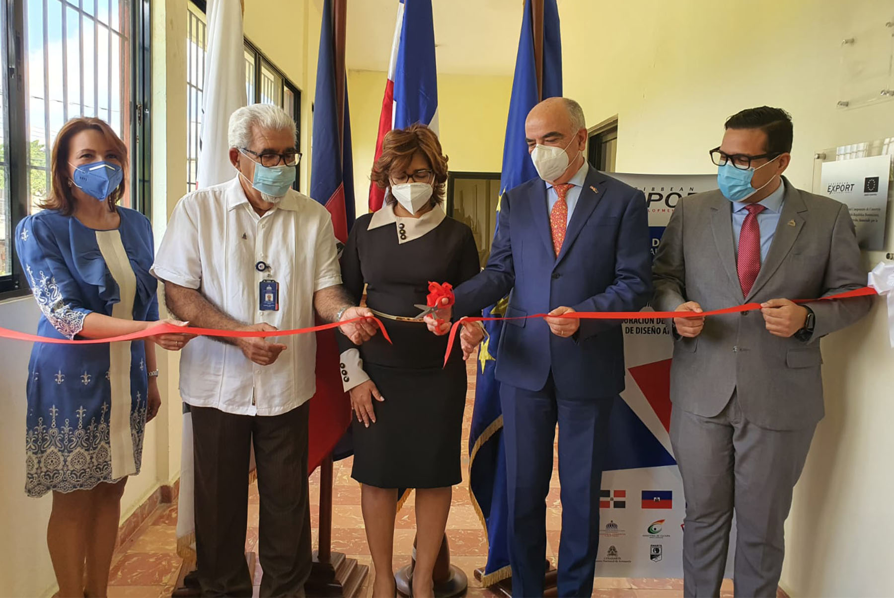Al centro Olaya Dotel, viceministra de Cooperación Internacional del Ministerio de Economía, Planificación y Desarrollo y Ordenadora Nacional de los Fondos Europeos para el Desarrollo; le acompañan el embajador de la Unión Europea en República Dominicana Gianluca Grippa; Selvido Candelaria, director del Centro Nacional de Artesanía (CENADARTE); Alba Díaz, oficial a cargo de la Oficina Subregional de Caribbean Export, y Cristian Hernández, director de Servicios Mipymes del Ministerio de Industria y Comercio.