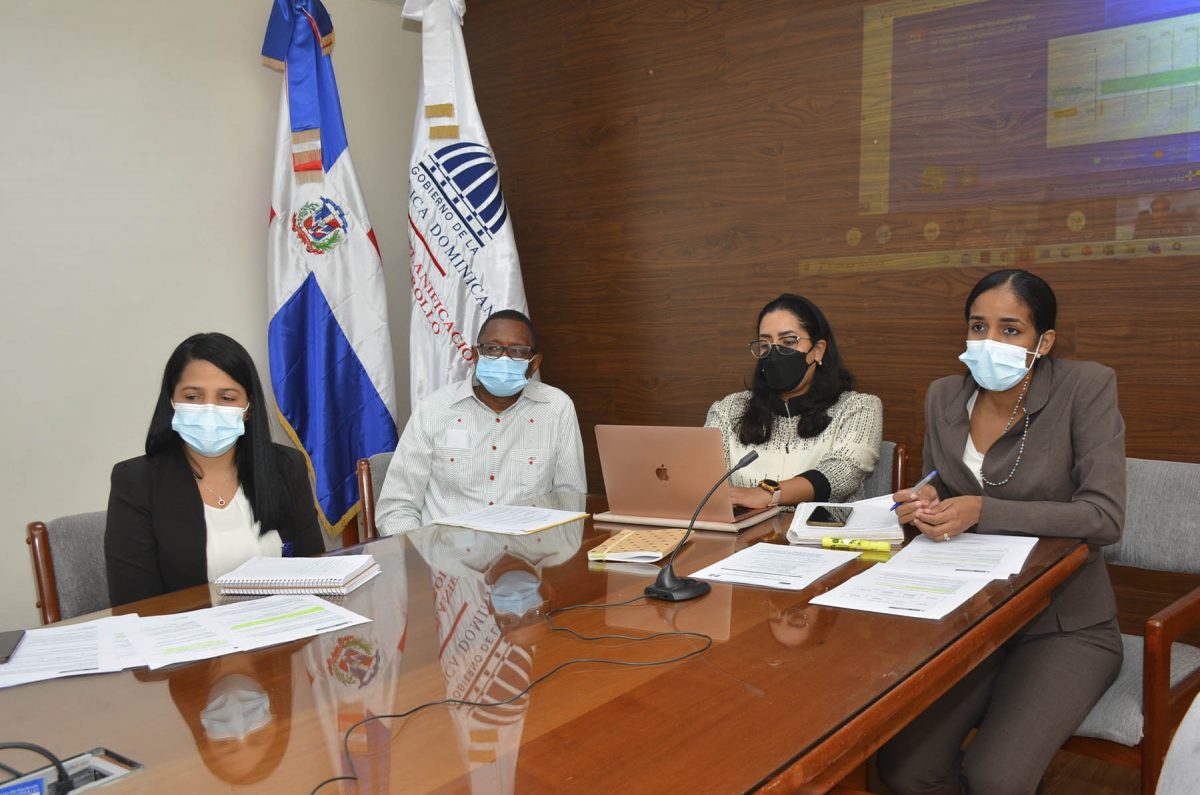 Francisco Rojas, director de Cooperación Bilateral del Ministerio de Economía, Planificación y Desarrollo; le acompañan Rosanna Arias Tejeda, encargada del Departamento de Negociación Bilateral; Pamela Polanco, encargada del Departamento de Seguimiento, y Rosa Elena Díaz, encargada de la División de Seguimiento de Cooperación Sur-Sur.