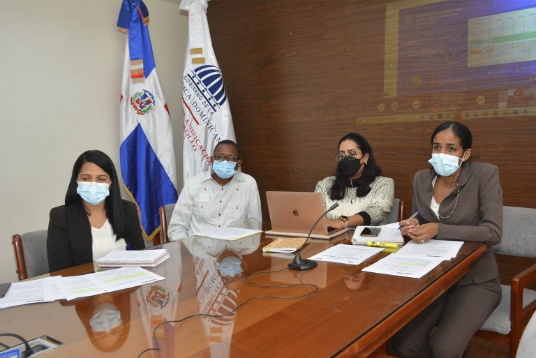 Francisco Rojas, director de Cooperación Bilateral del Ministerio de Economía, Planificación y Desarrollo; le acompañan Rosanna Arias Tejeda, encargada del Departamento de Negociación Bilateral; Pamela Polanco, encargada del Departamento de Seguimiento, y Rosa Elena Díaz, encargada de la División de Seguimiento de Cooperación Sur-Sur.