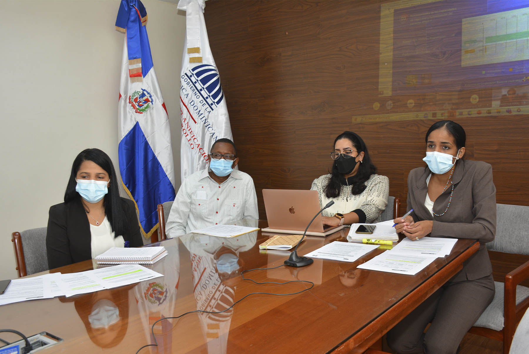 Francisco Rojas, director de Cooperación Bilateral del Ministerio de Economía, Planificación y Desarrollo; le acompañan Rosanna Arias Tejeda, encargada del Departamento de Negociación Bilateral; Pamela Polanco, encargada del Departamento de Seguimiento, y Rosa Elena Díaz, encargada de la División de Seguimiento de Cooperación Sur-Sur.