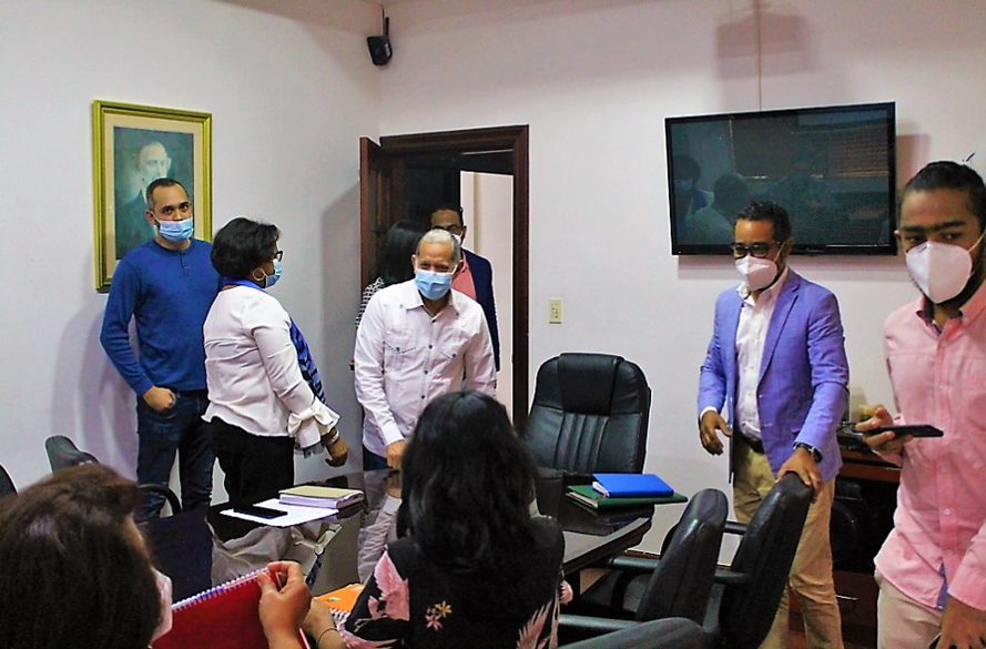 El viceministro de Ordenamiento Territorial y Desarrollo Regional, Domingo Matías, y su equipo de trabajo, recibieron al director de la Defensa Civil, Juan Salas,  con  el objetivo de coordinar una alianza estratégica entre ambas entidades. 